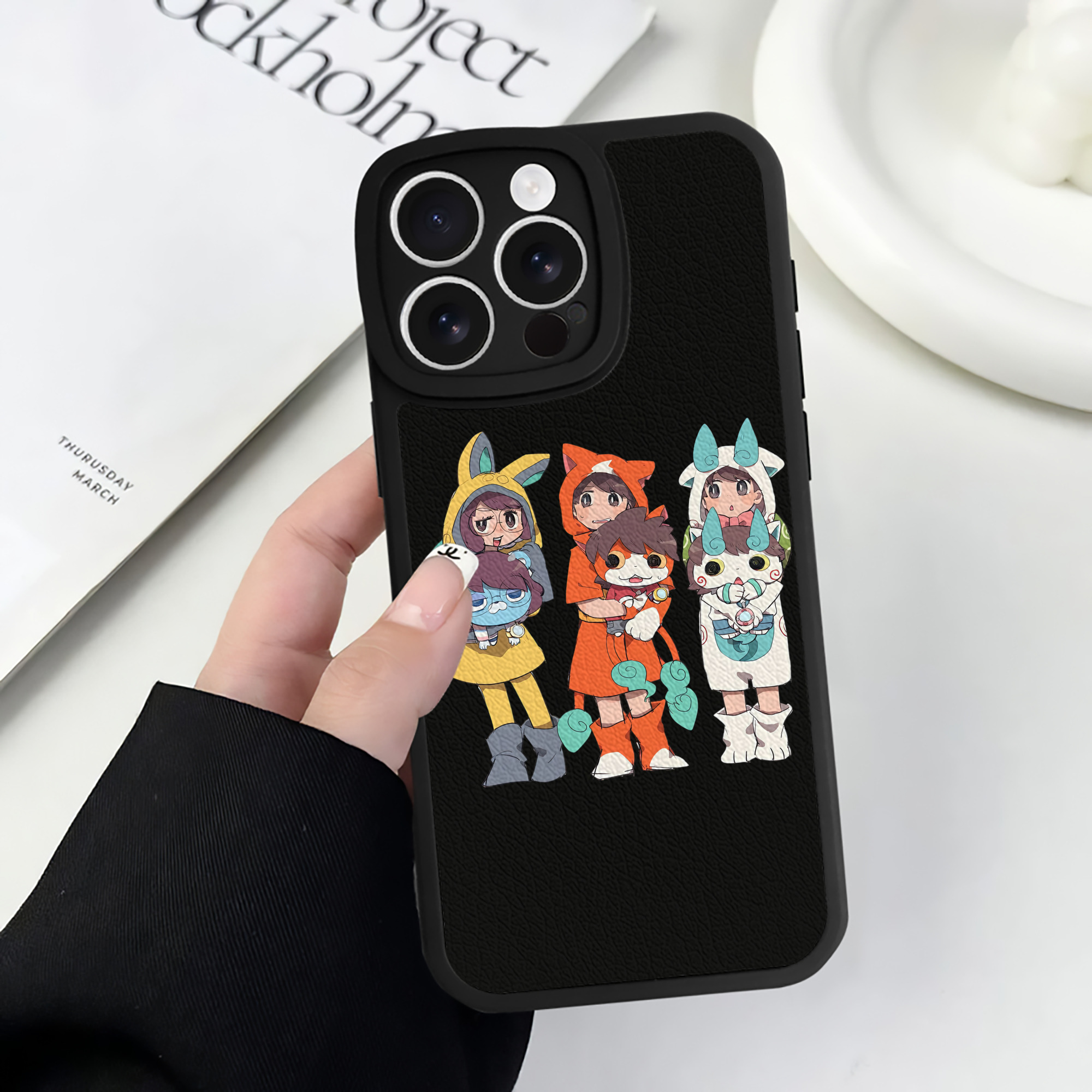 （画像用） 妖怪ウォッチ Yo-kai Watch 【iPhone 16シリーズ対応】シリコンスマホケース（レザー調） 材質：シリコン